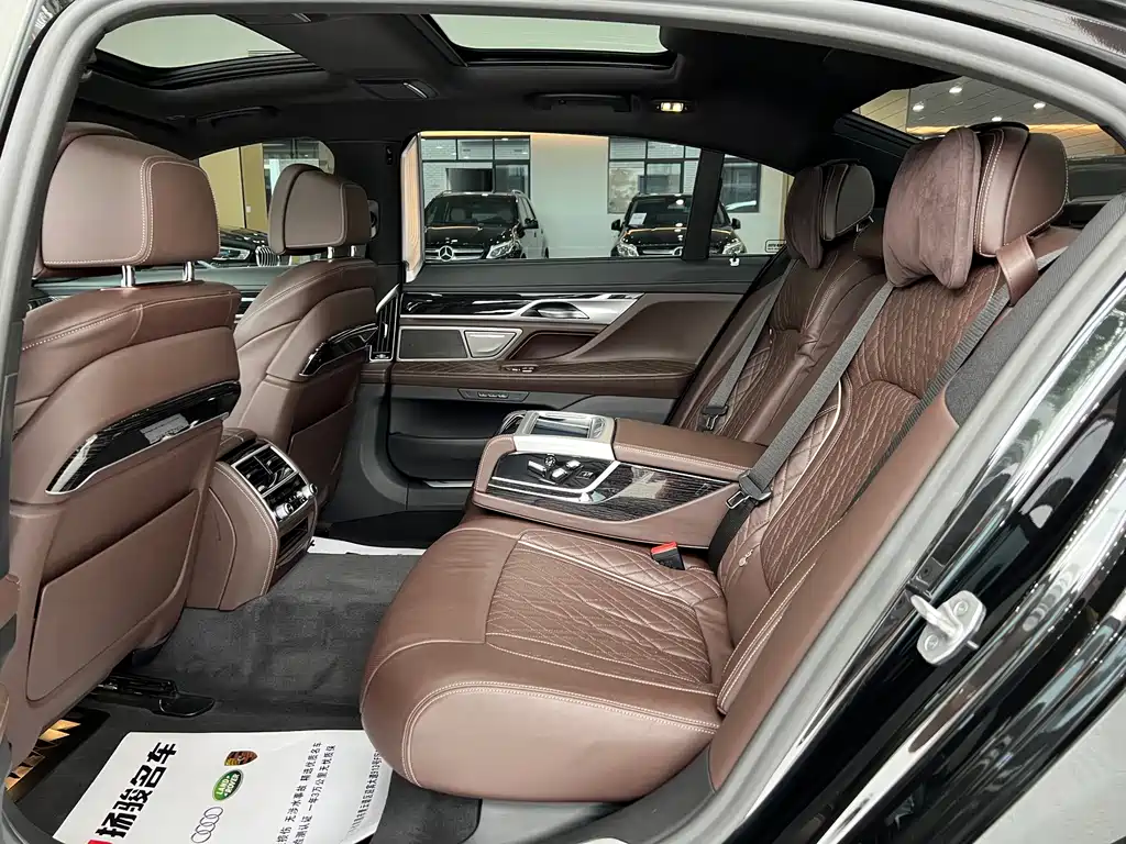 BMW 7 Series — миниатюра 9