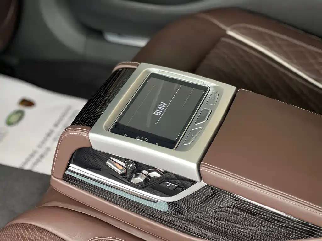 BMW 7 Series — миниатюра 13