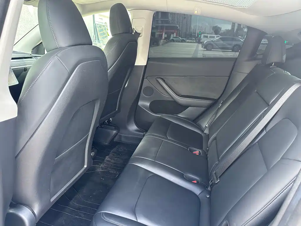 Tesla Model Y — миниатюра 5