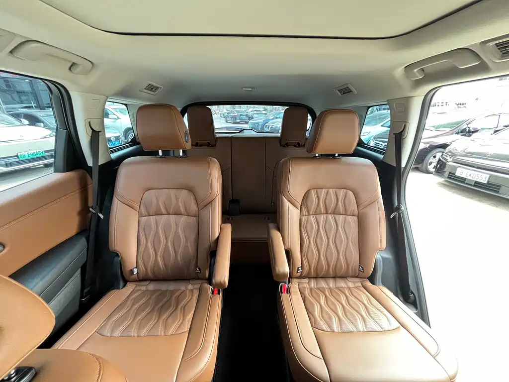 NISSAN EXPLORING THE LAND