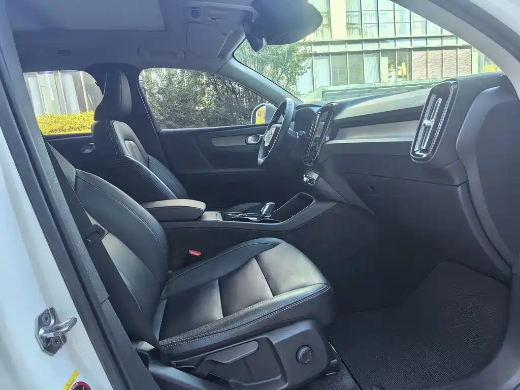 Volvo XC40 — миниатюра 9