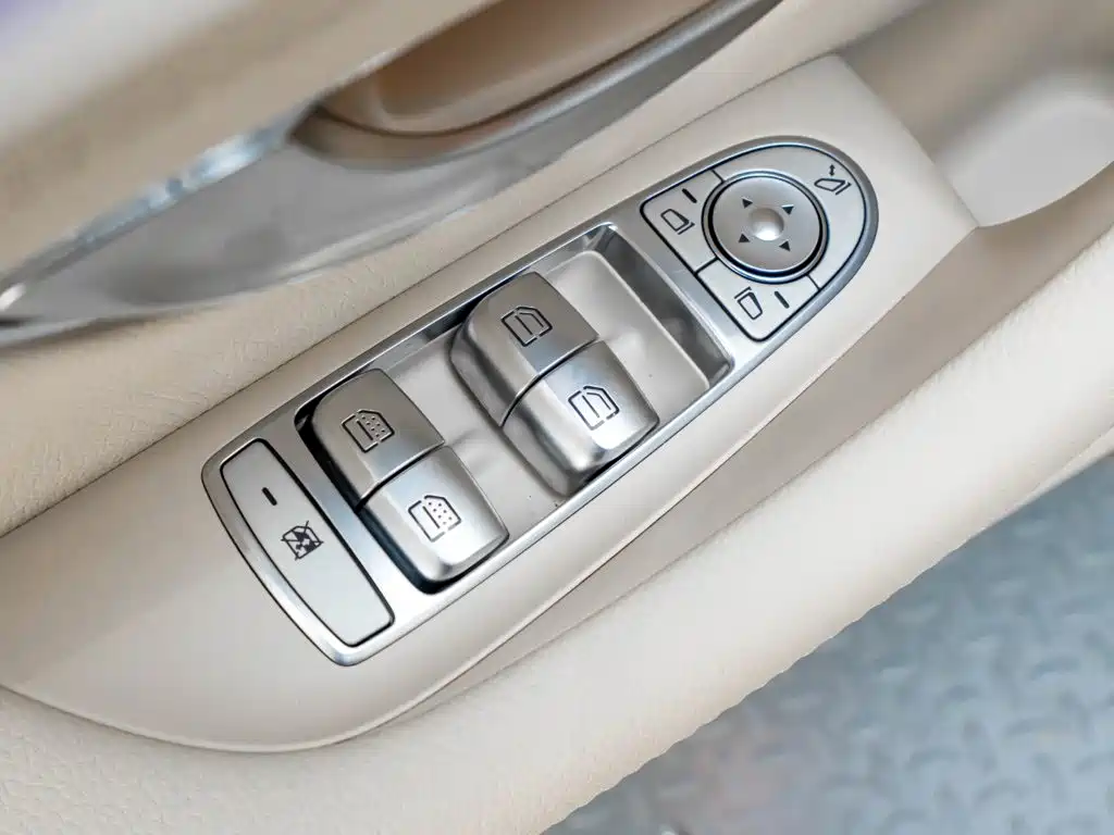 Mercedes-Benz E-Class — миниатюра 25