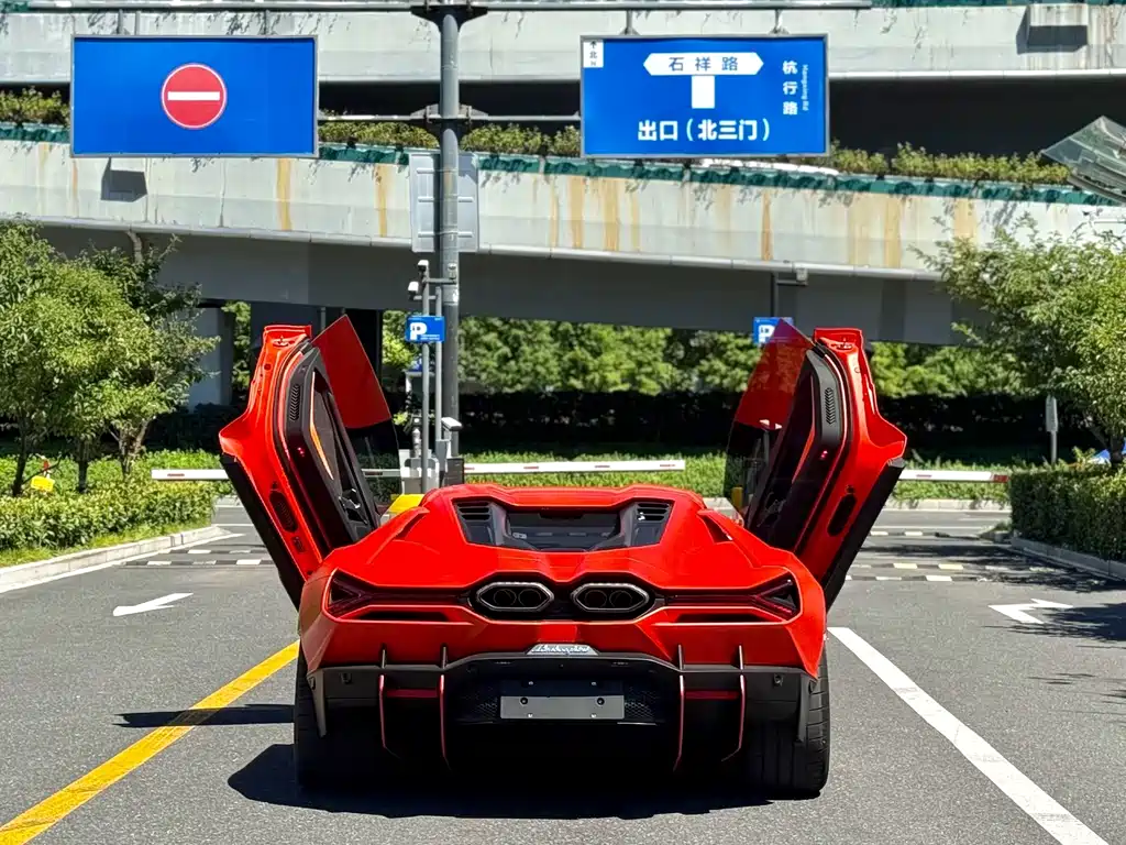 Lamborghini Revuelto — миниатюра 8