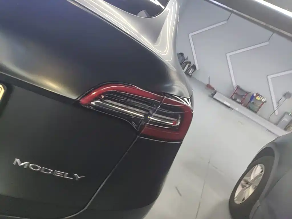 Tesla Model Y — миниатюра 8
