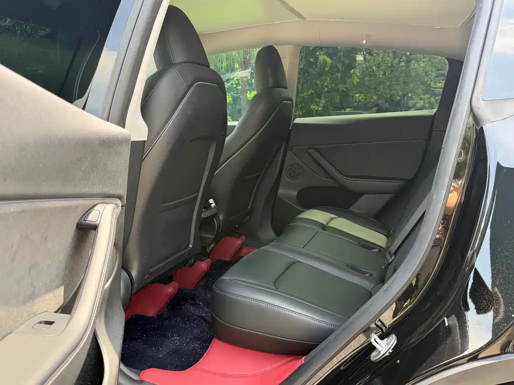 Tesla Model Y — миниатюра 9
