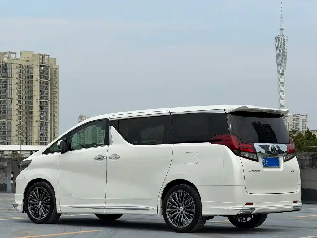 Toyota Alphard — миниатюра 2