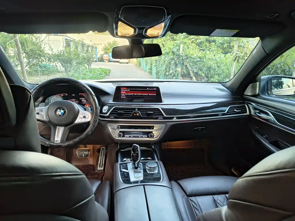 BMW 7 Series — миниатюра 9