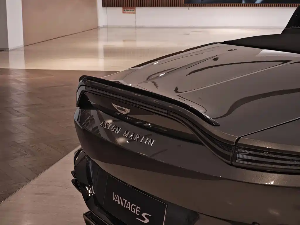 Aston Martin V8 Vantage — миниатюра 11
