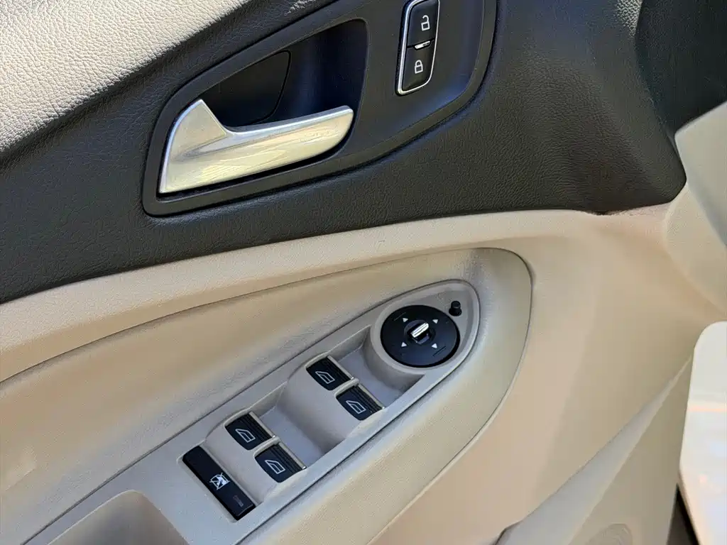 Ford Kuga — миниатюра 16