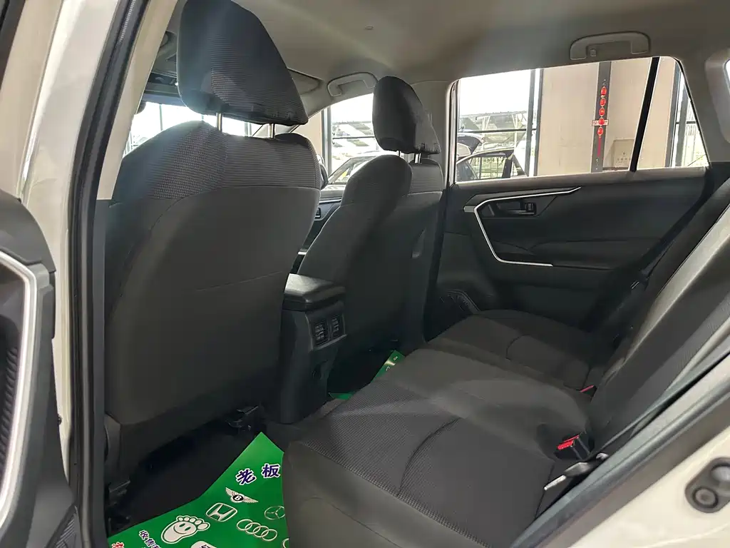 Toyota RAV4 — миниатюра 10