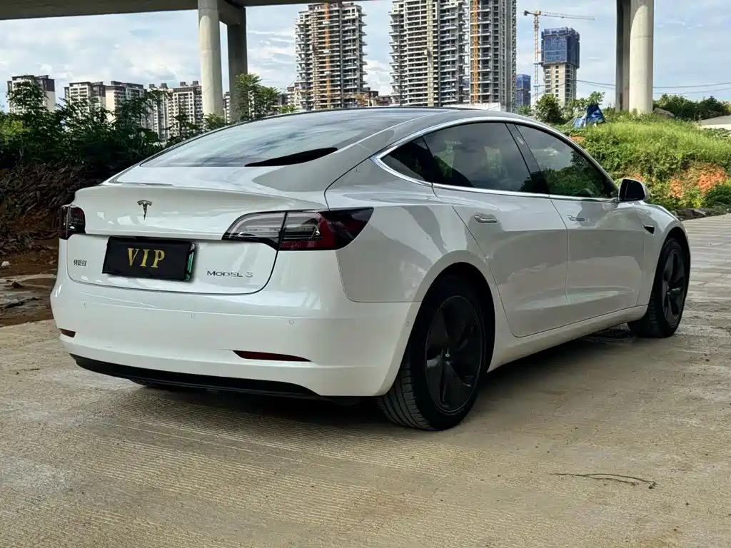 Tesla Model 3 — миниатюра 6
