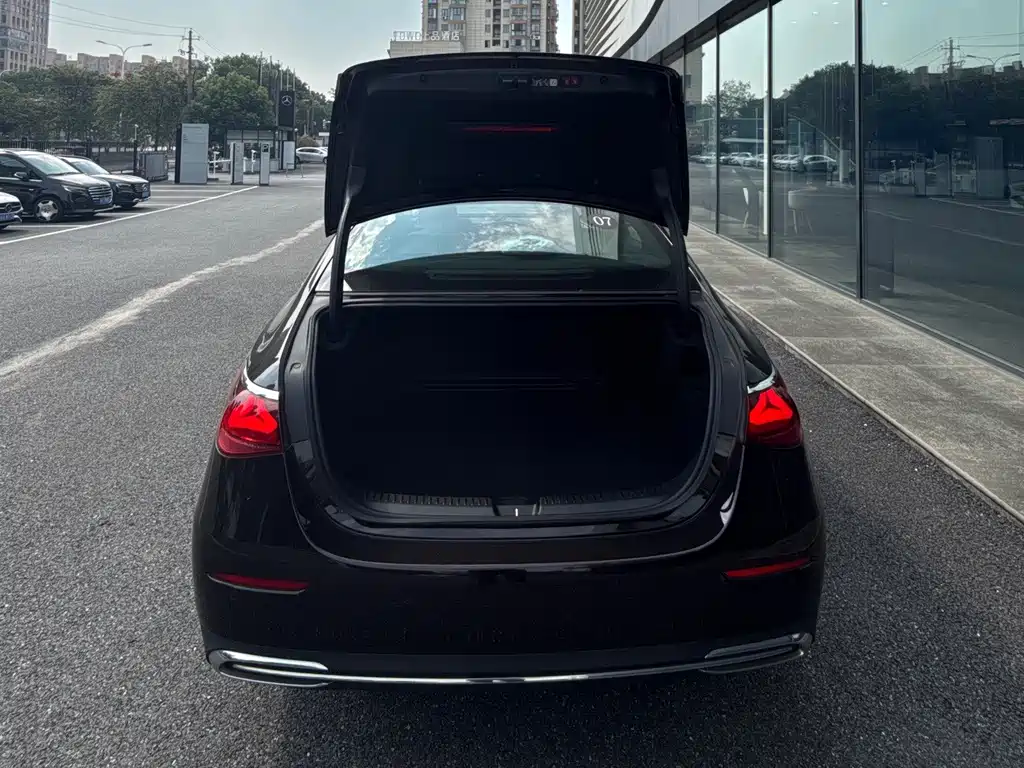 Mercedes-Benz E-Class — миниатюра 13