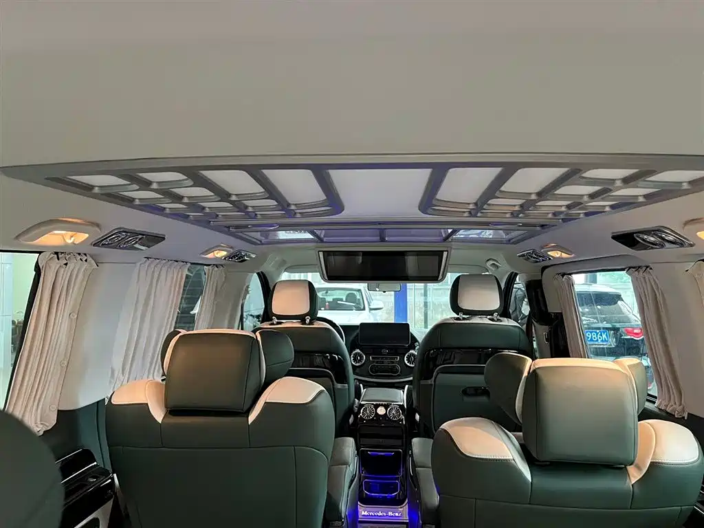Mercedes-Benz Vito 2023 2.0T Elite 7 мест