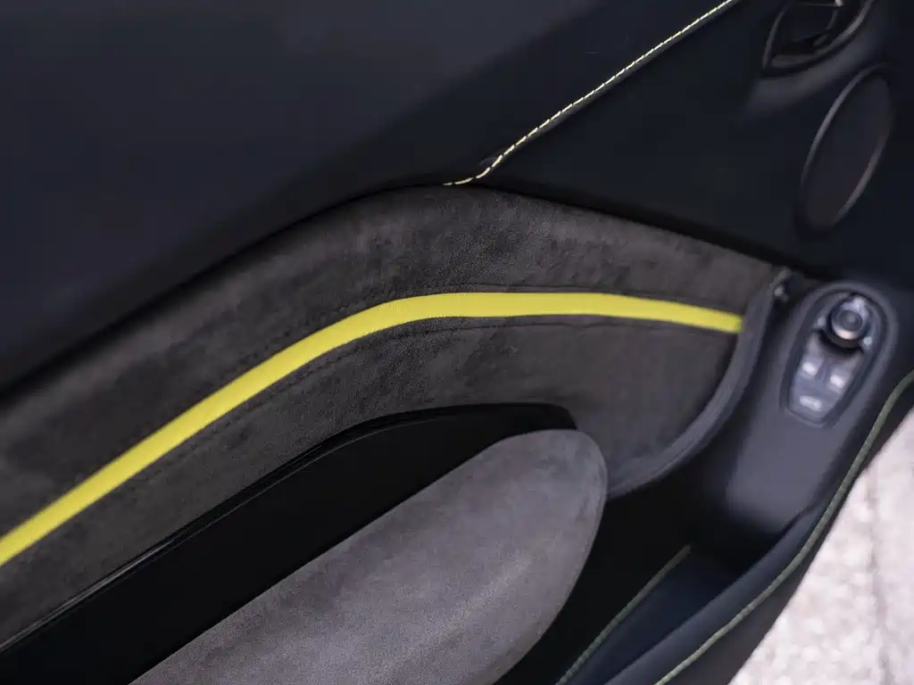Aston Martin V8 Vantage — миниатюра 18