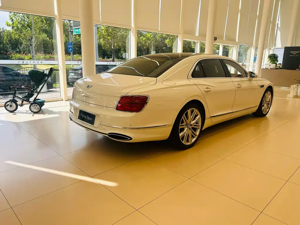 Bentley Flying Spur PHEV — миниатюра 9