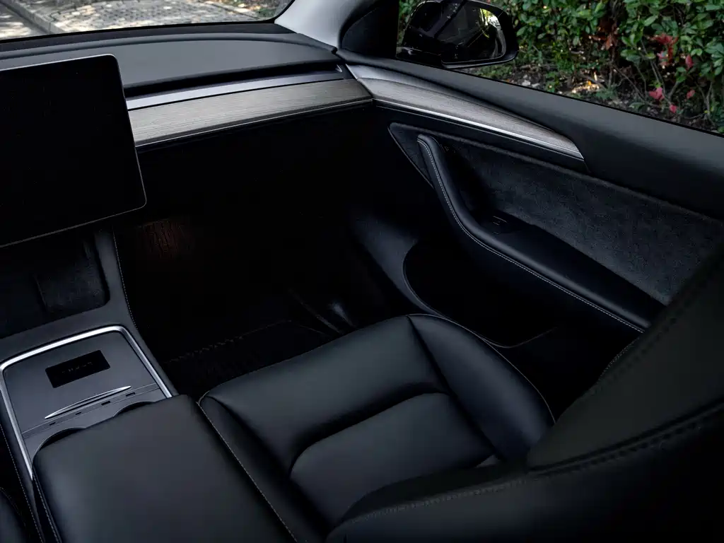 Tesla Model Y — миниатюра 13