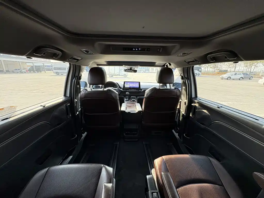 Toyota Granvia — миниатюра 11