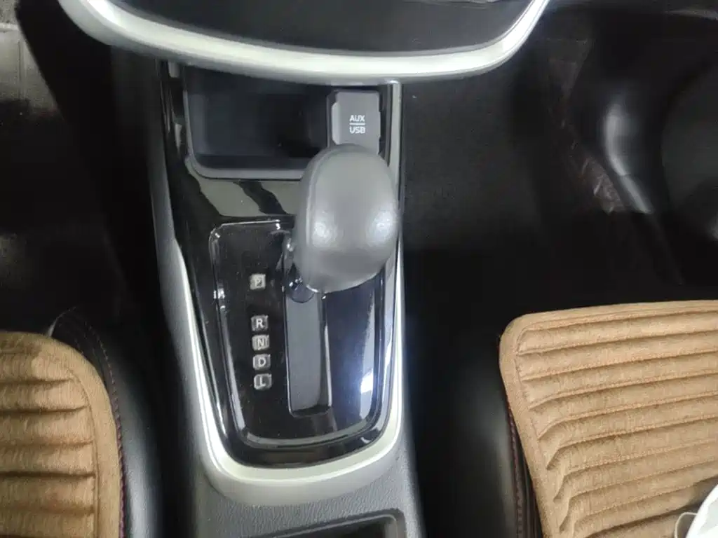 Nissan Tiida — миниатюра 7