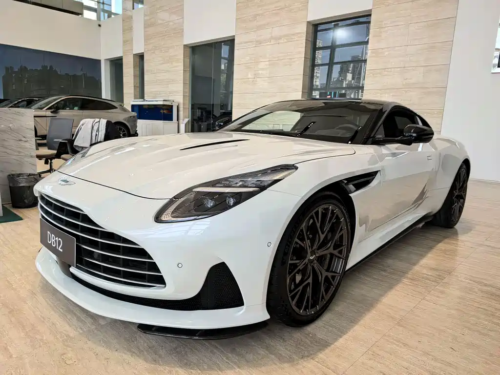 Aston Martin DB12 0