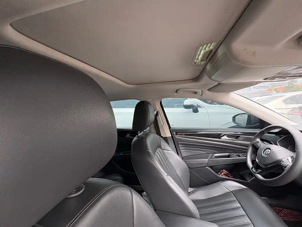 Volkswagen Passat PHEV — миниатюра 11