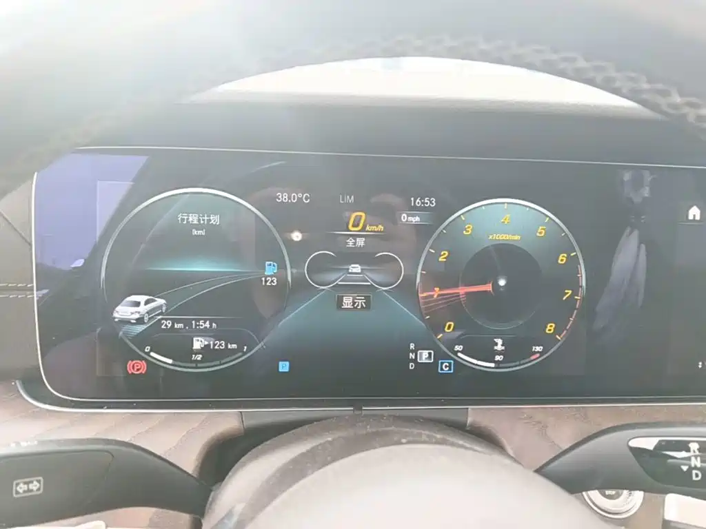 Mercedes-Benz E-Class — миниатюра 16