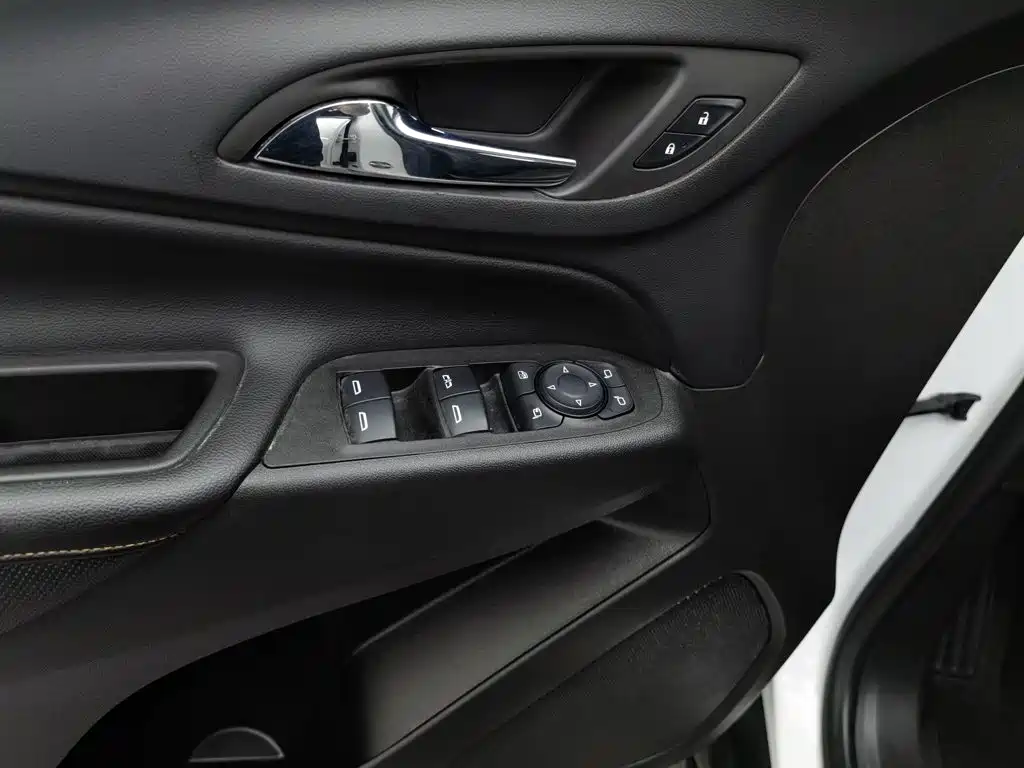 Chevrolet Equinox — миниатюра 9