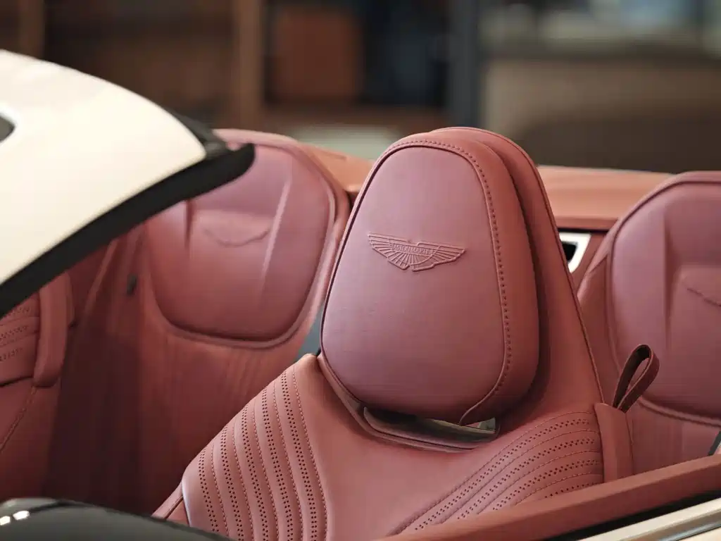 Aston Martin DB11 — миниатюра 10