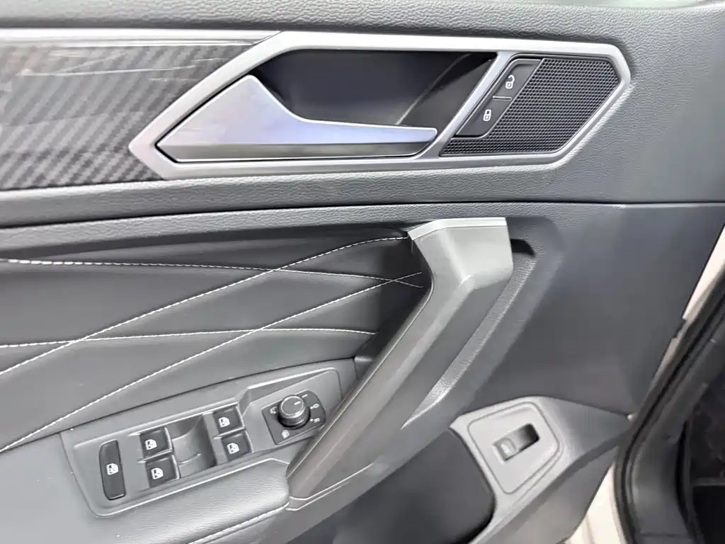 Volkswagen Tiguan L - фото 9