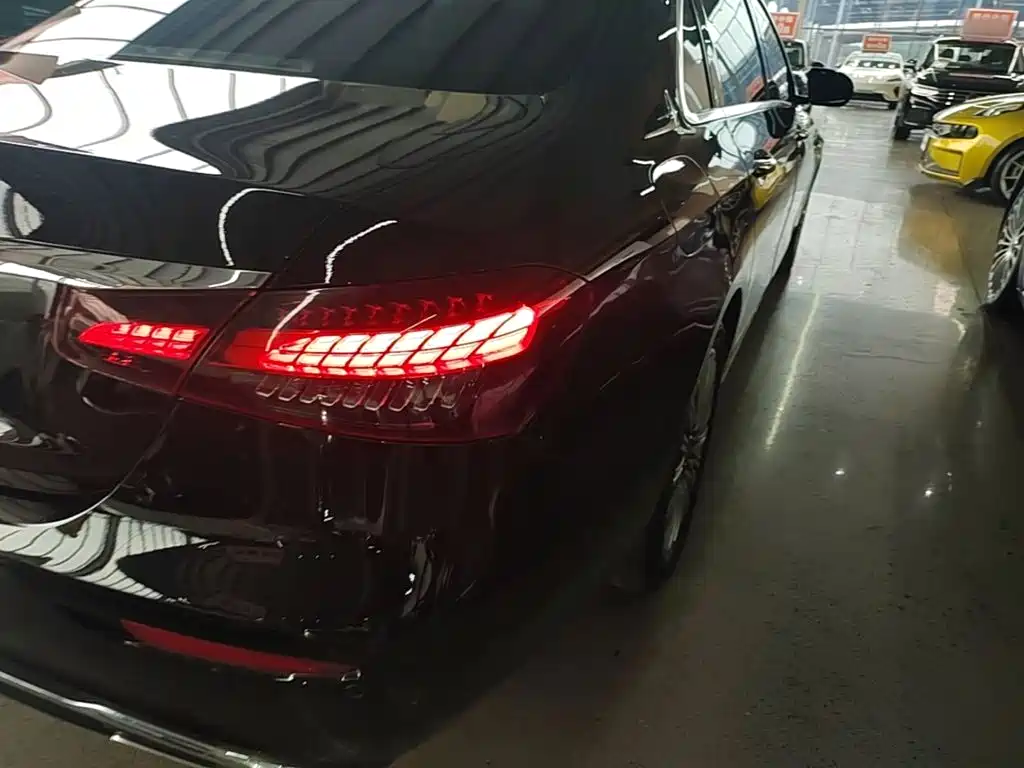 Mercedes-Benz E-Class — миниатюра 8