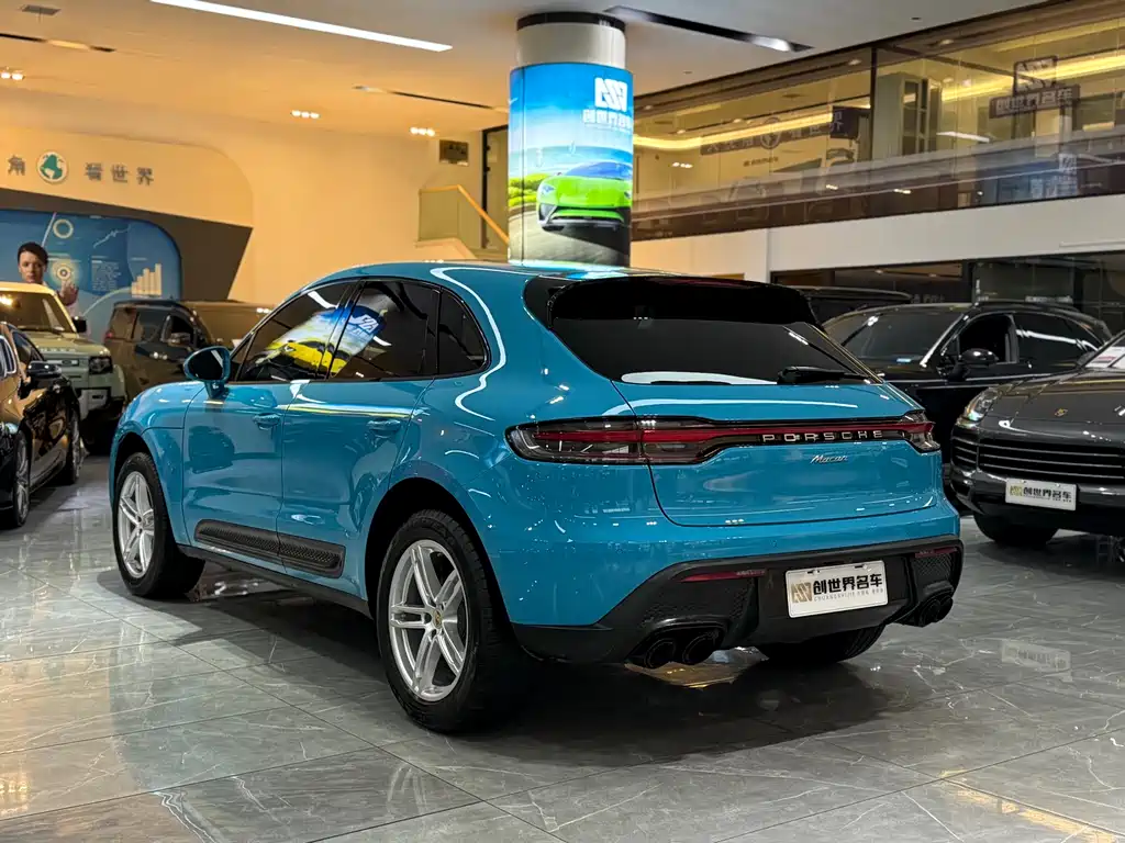 PORSCHE MACAN