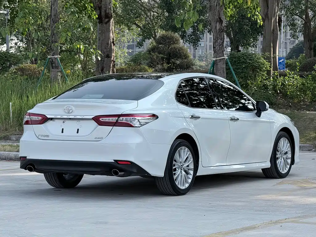 Toyota Camry — миниатюра 5