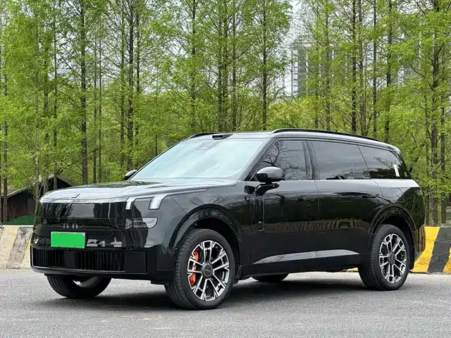 2025 Lynk & Co 900