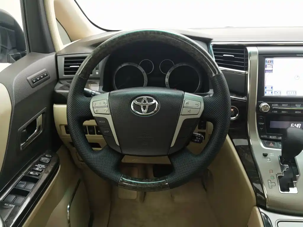 Toyota Alphard — миниатюра 11