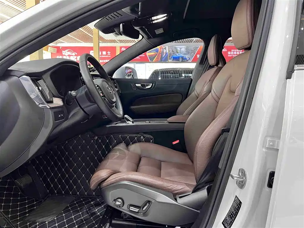 Volvo XC60 2023 T8 Luxury