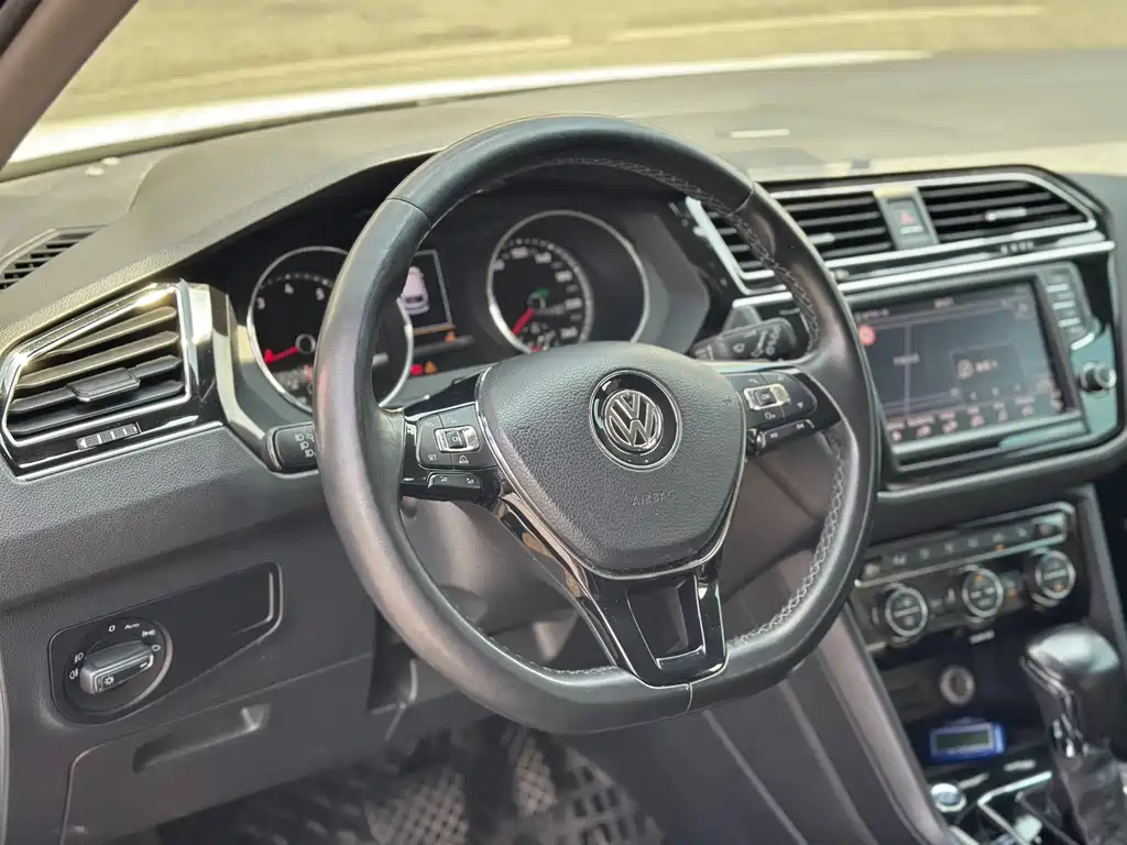 Volkswagen Tiguan L — миниатюра 6