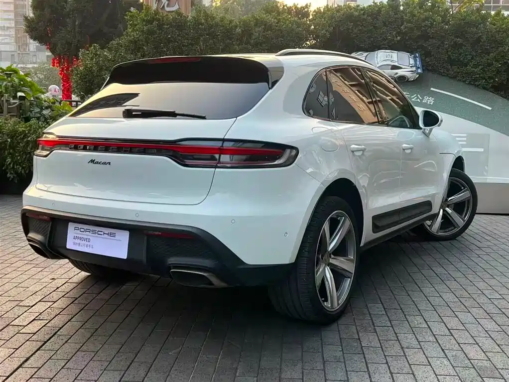 PORSCHE MACAN