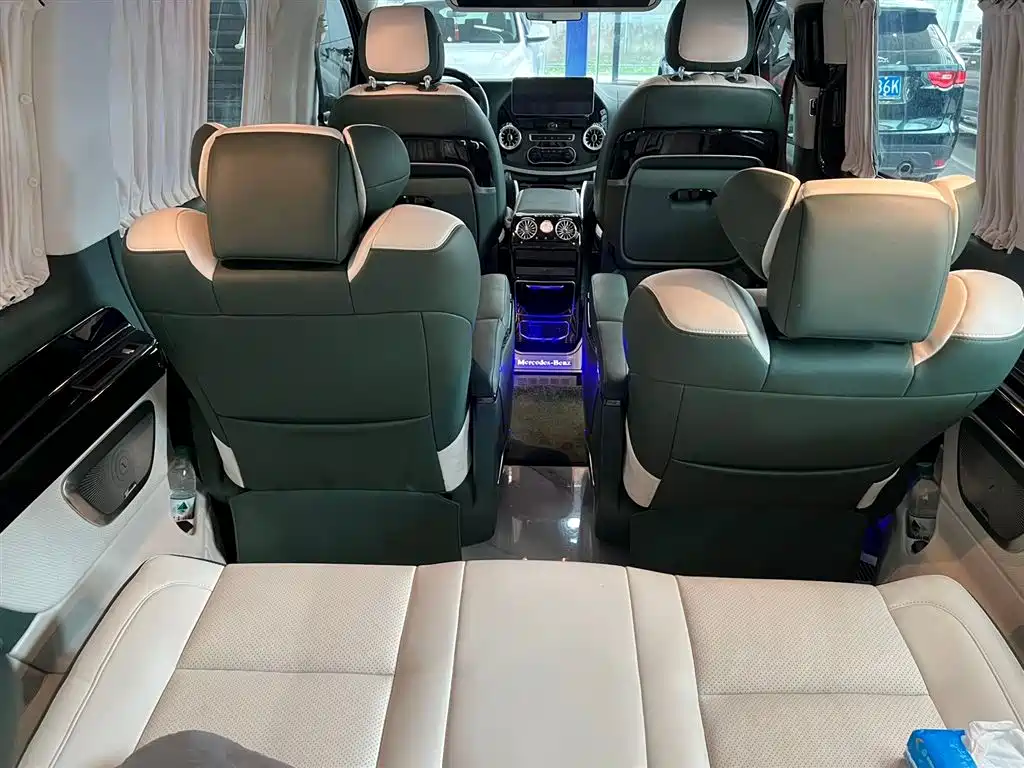 Mercedes-Benz Vito 2023 2.0T Elite 7 мест