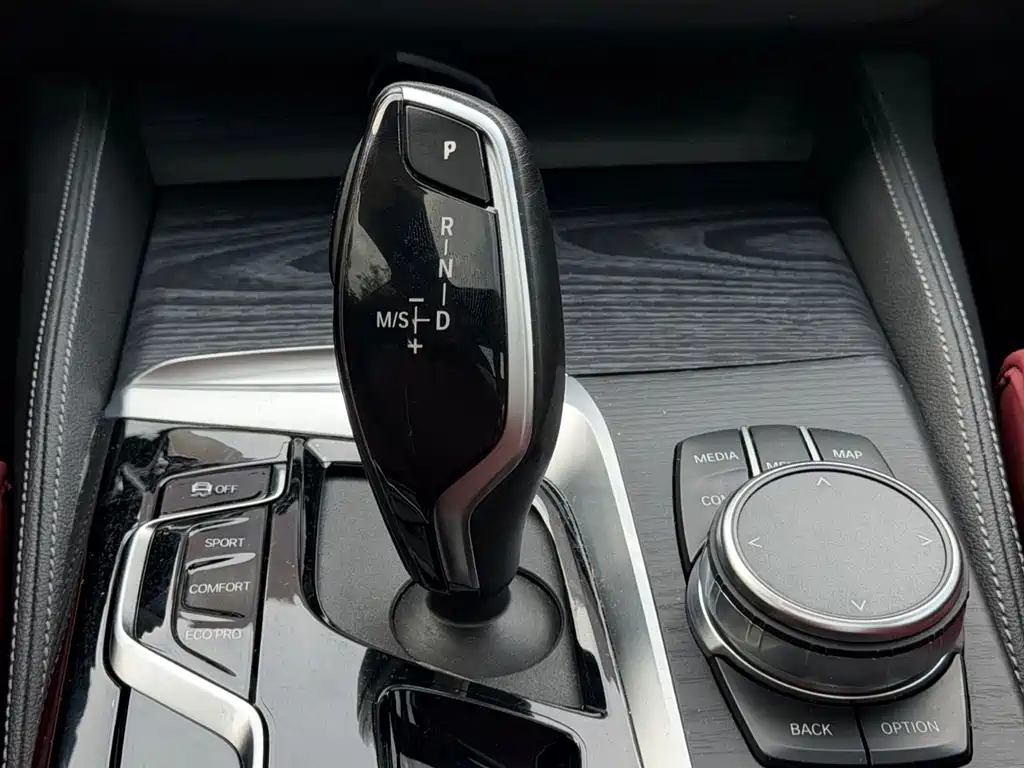 BMW 5 Series — миниатюра 12