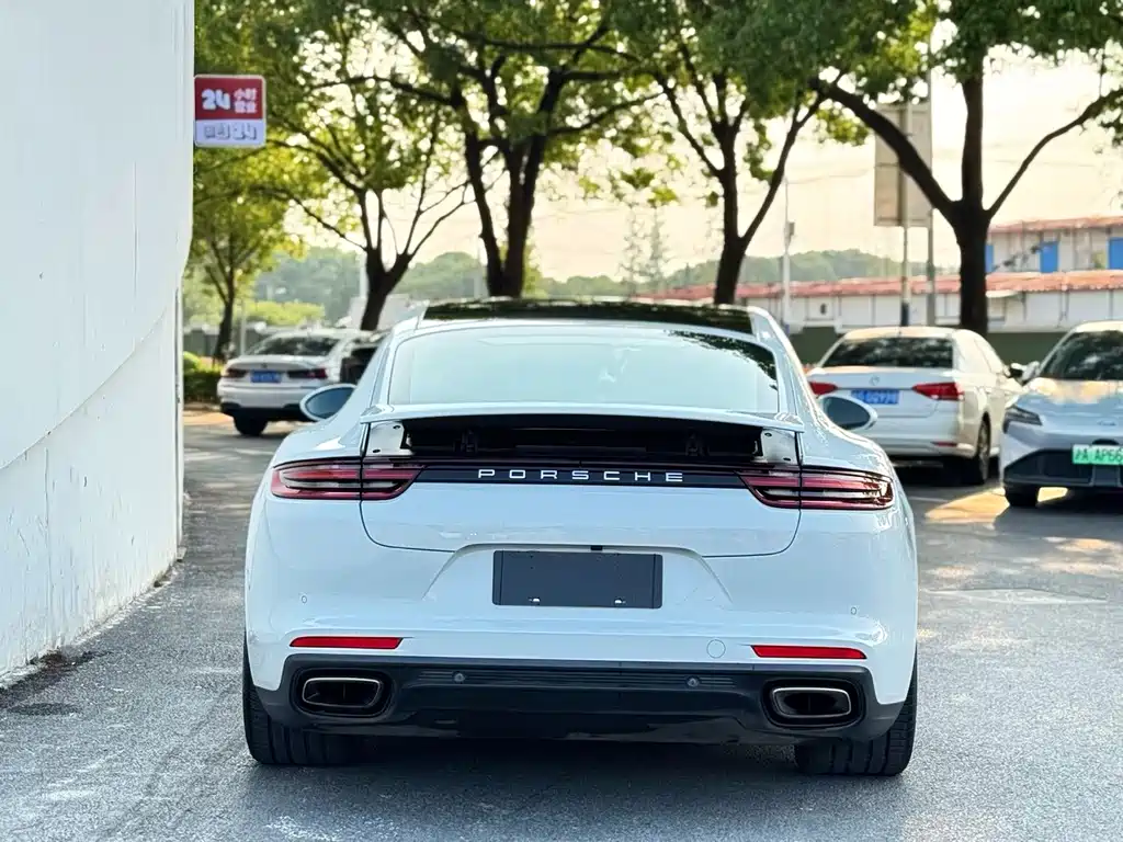PORSCHE PANAMERA