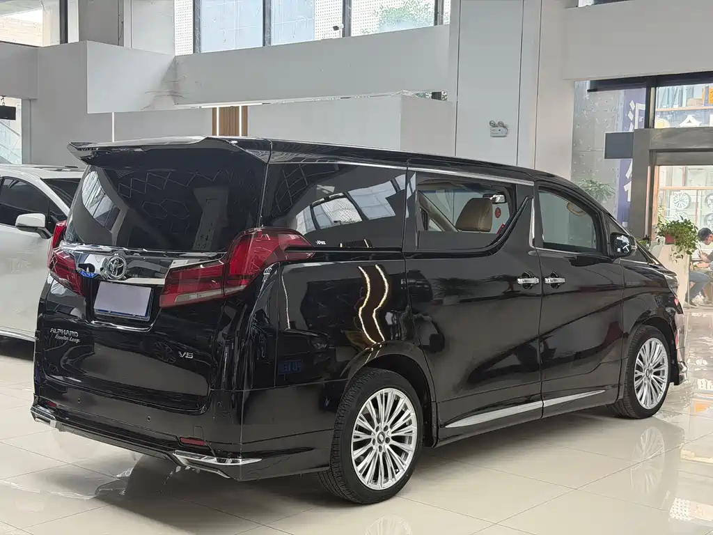 Toyota Alphard — миниатюра 9