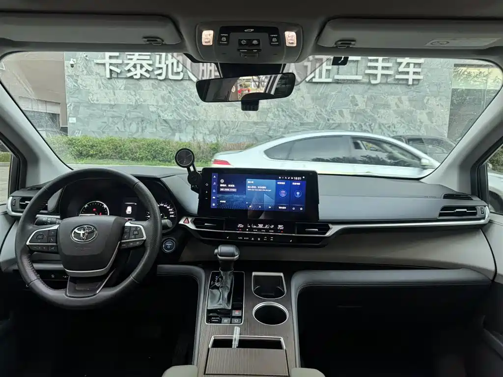 Toyota Granvia 2023 2.5L Luxury PLUS