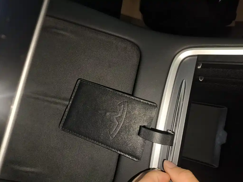 Tesla Model Y — миниатюра 9
