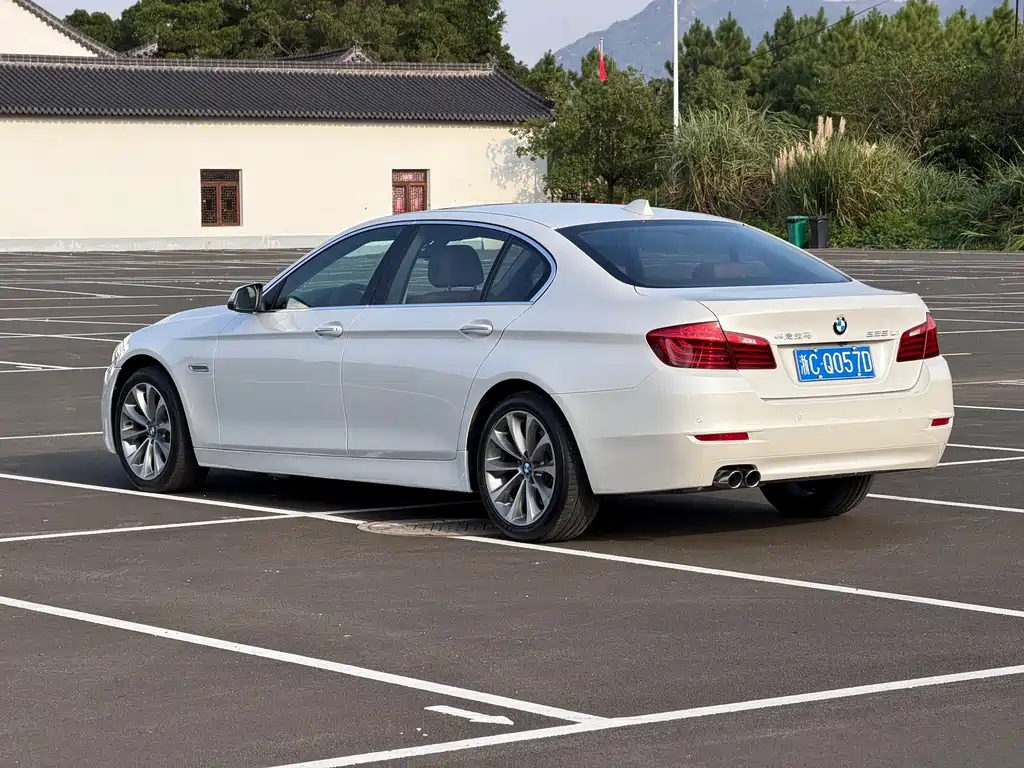 BMW 5 Series — миниатюра 10