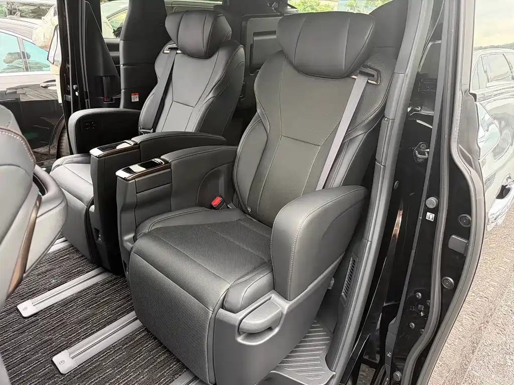 Toyota Alphard — миниатюра 5