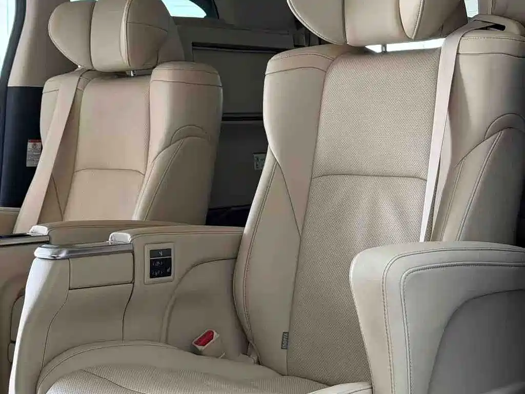 Toyota Alphard — миниатюра 10