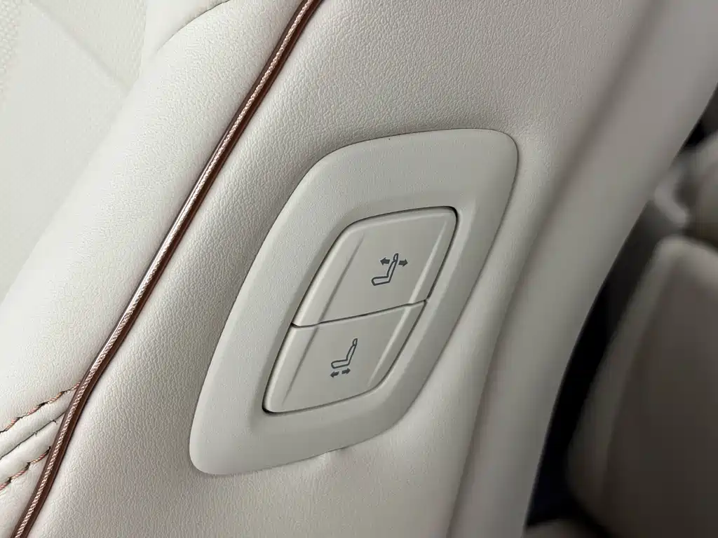 Lexus LM — миниатюра 16