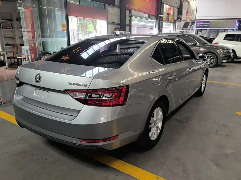 Skoda Superb — миниатюра 7