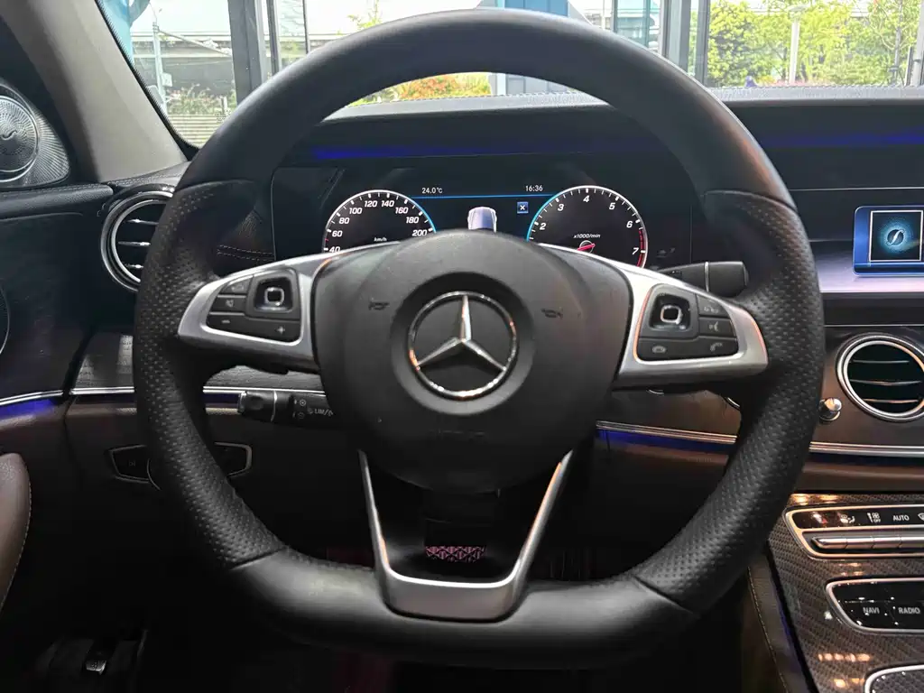 Mercedes-Benz E-Class — миниатюра 11