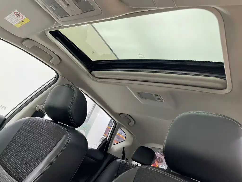 Nissan Tiida — миниатюра 14