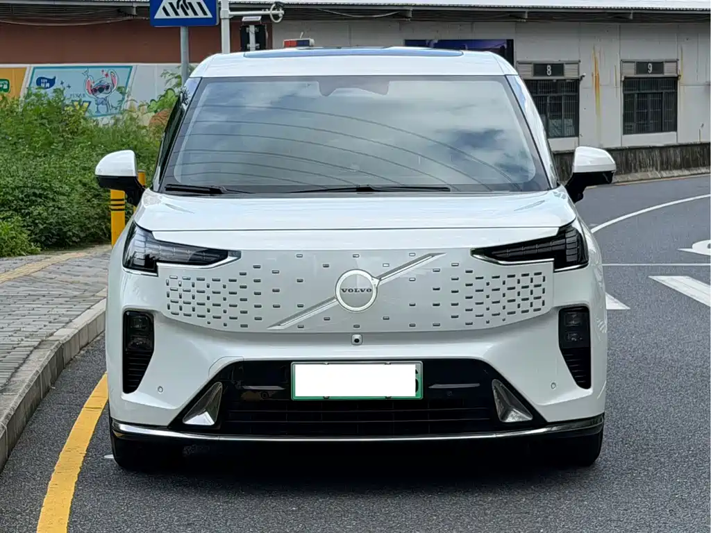 Volvo EM90 2025 Ultra мест